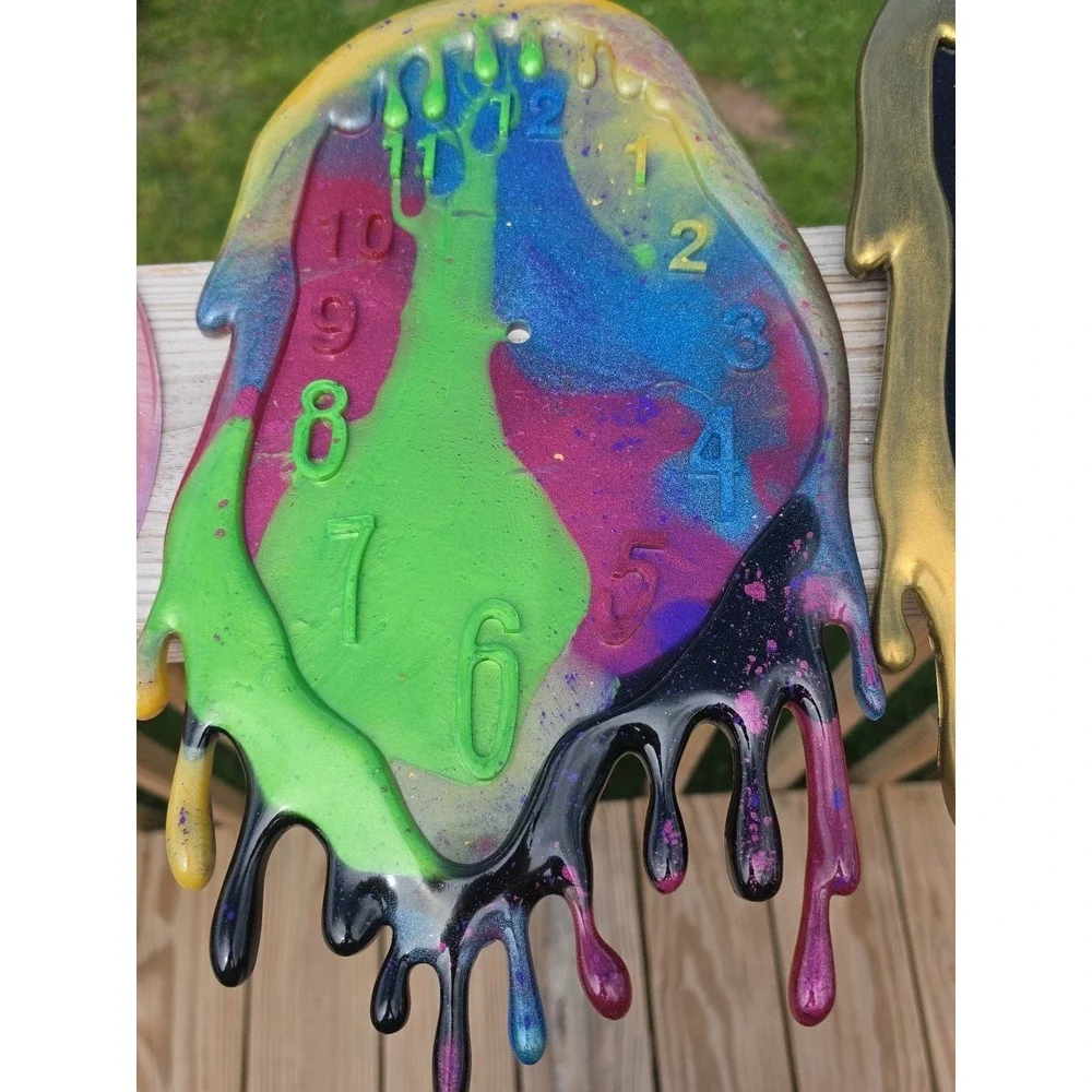 Handmade Resin Dripping Clocks.   1017